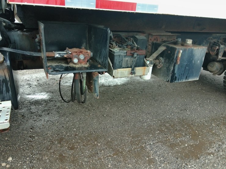 2001-freightliner-fl80-image-19
