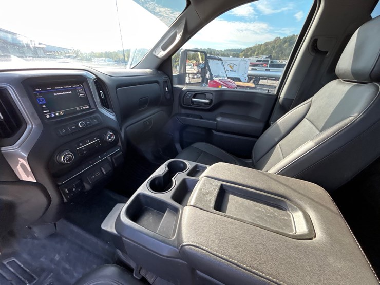 2021-chevrolet-3500-image-10