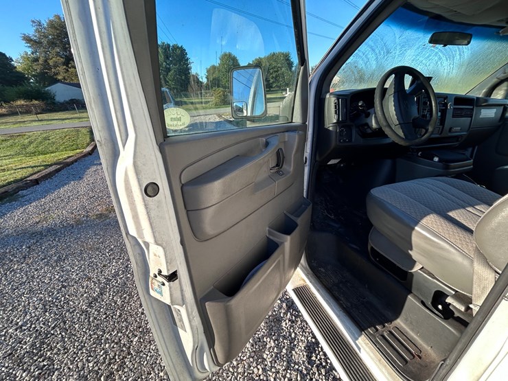#95-•-2007-chevrolet-express-van-image-21