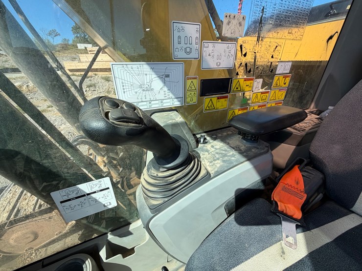 2016-caterpillar-323fl-image-38