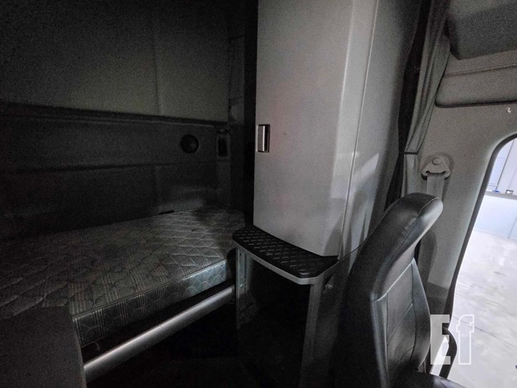 2015-kenworth-t680-image-18