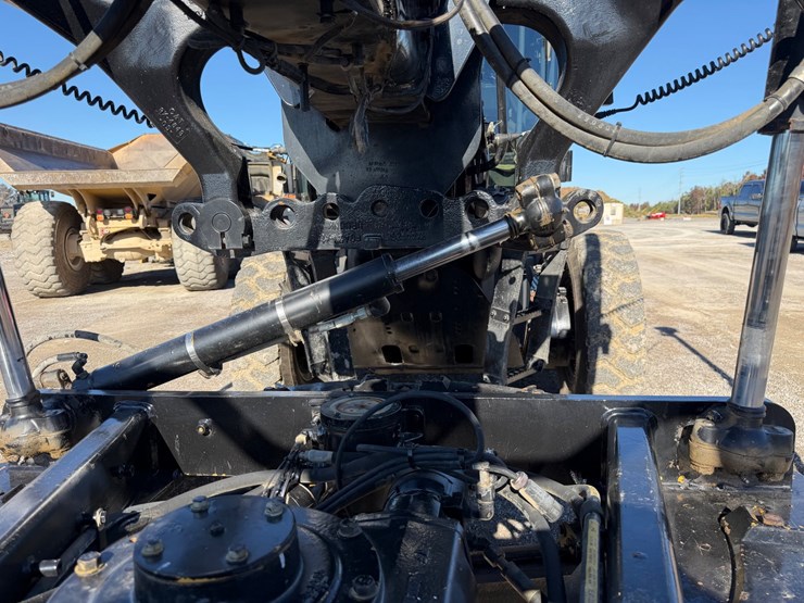 2008-caterpillar-12m-image-12