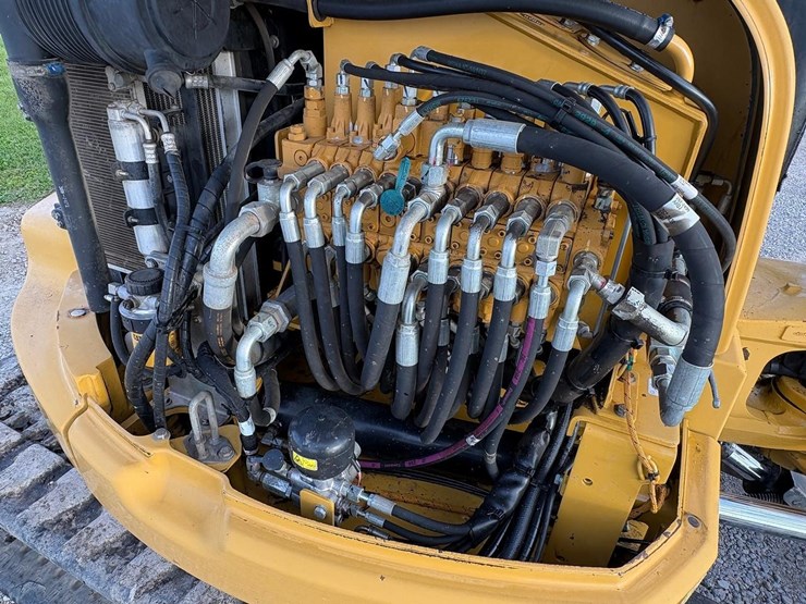 2014-caterpillar-305-image-17