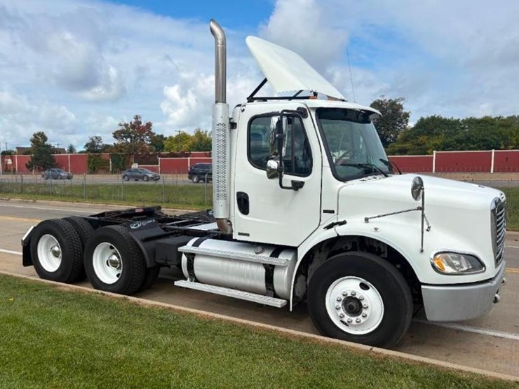 2005-freightliner-m2-112-medium-duty-day-cab-truck-image-1