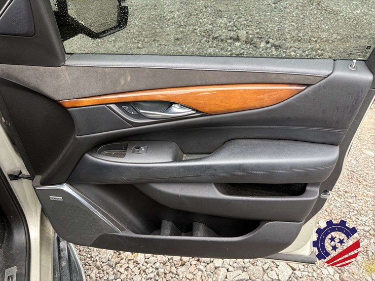2017-cadillac-escalade-esv-luxury-image-49