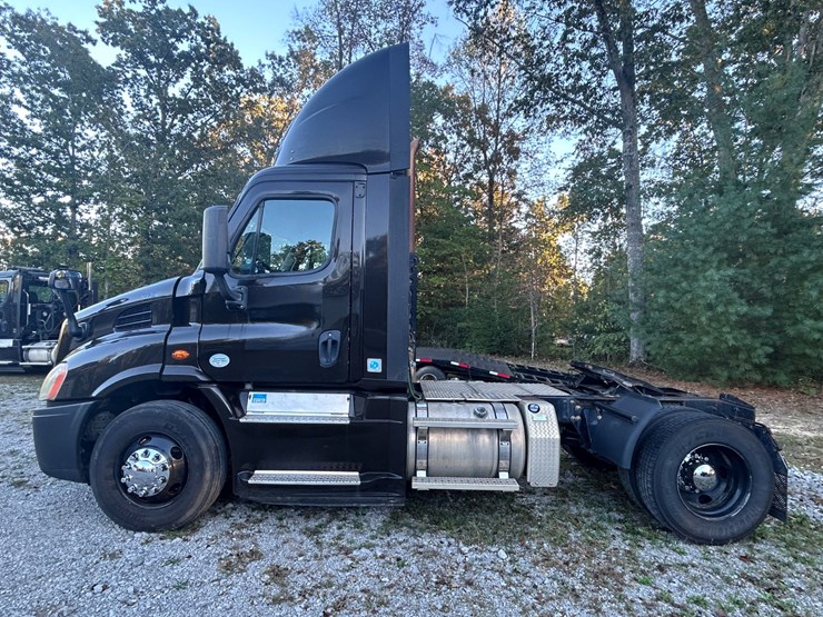 2016-freightliner-cascadia-113-image-3