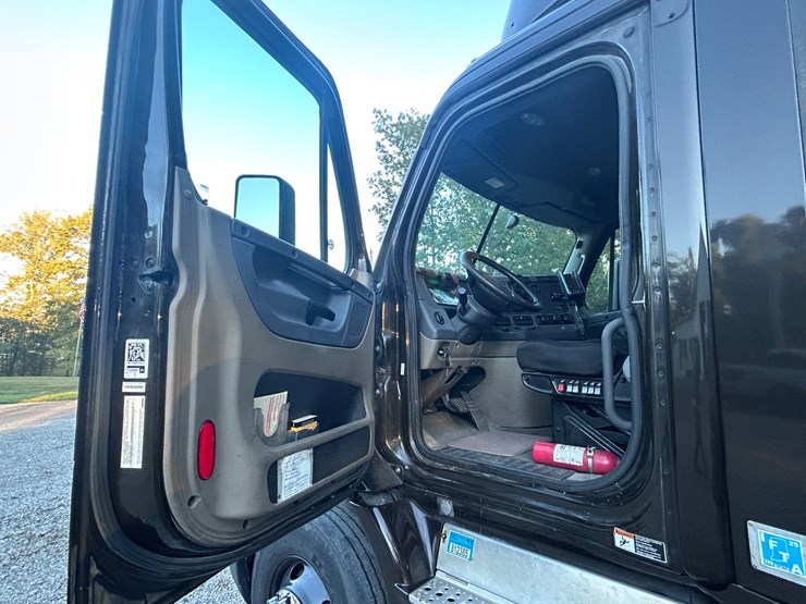 2016-freightliner-cascadia-113-image-33