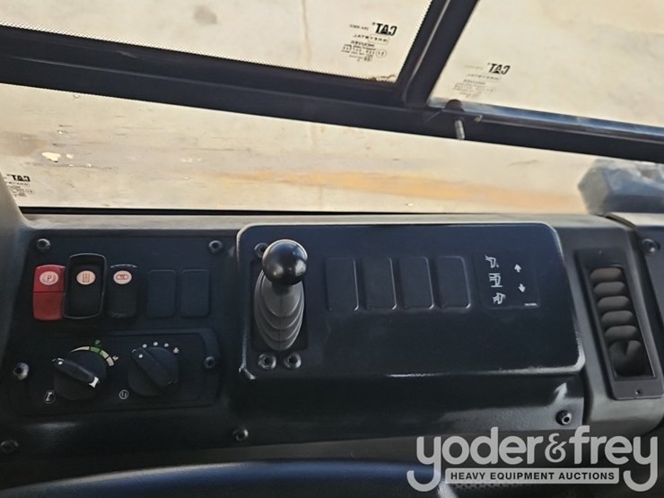 2021-caterpillar-d4-lgp-image-36