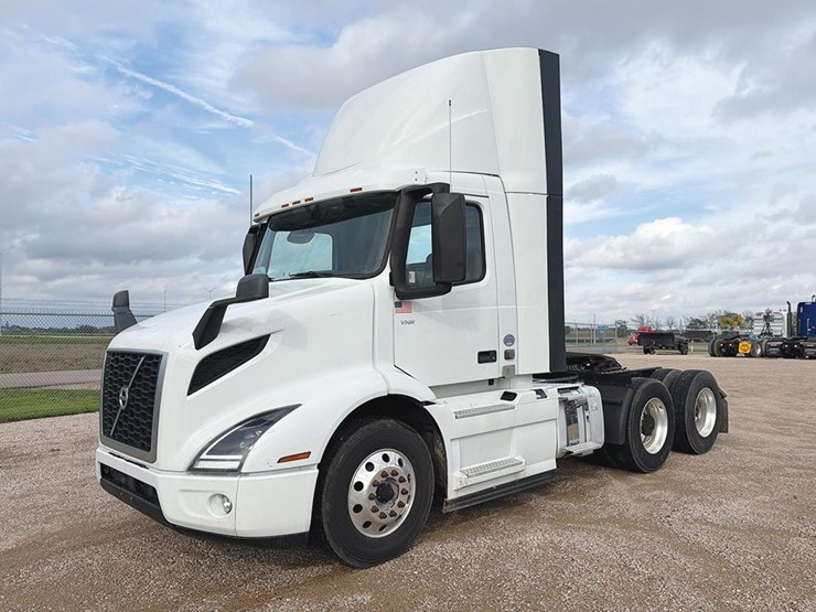 2022-volvo-vnr300-image-1
