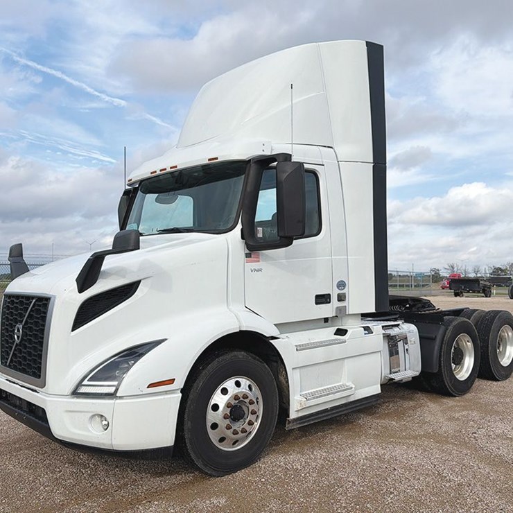 2022 VOLVO VNR300