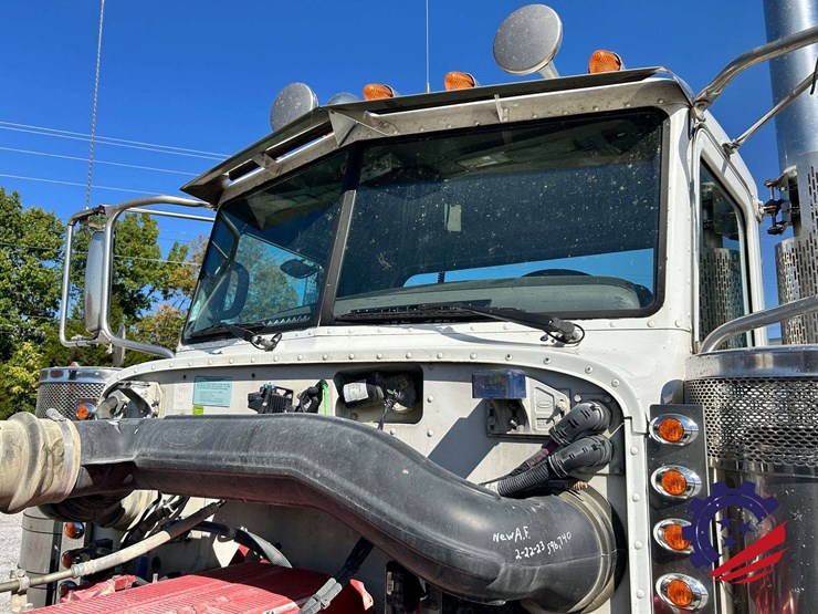 2018-peterbilt-389-image-55