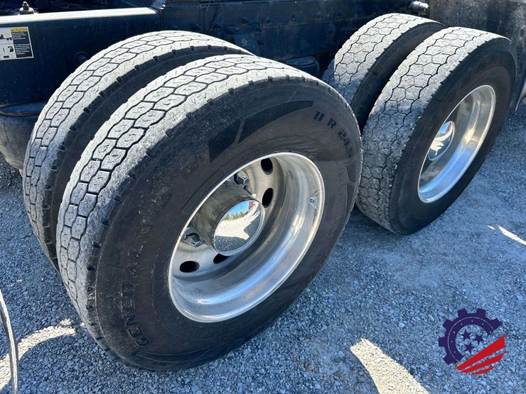 2018-peterbilt-389-image-35