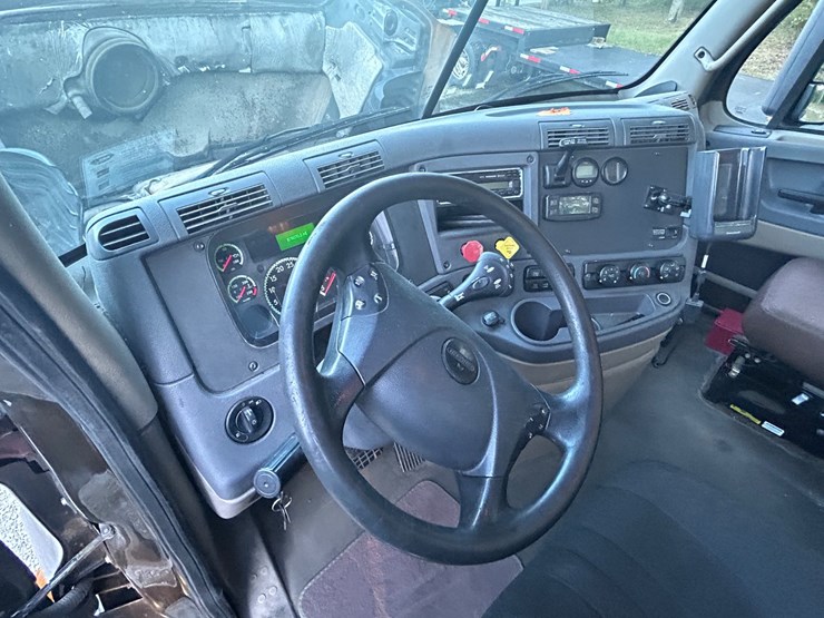 2016-freightliner-cascadia-113-image-40