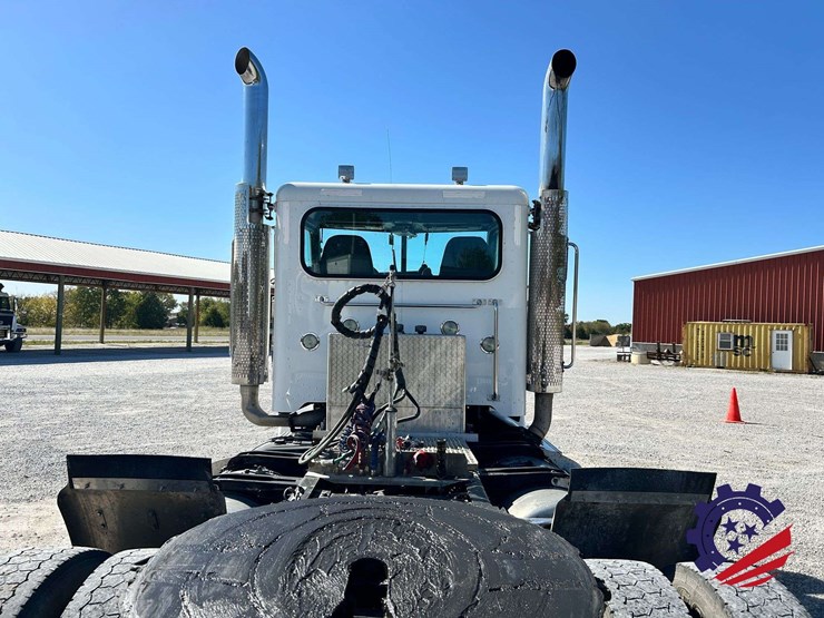 2018-peterbilt-389-image-32