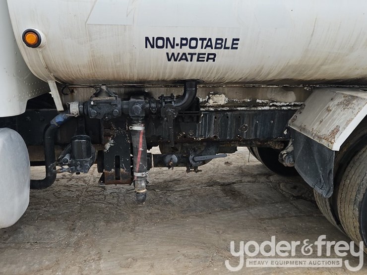 2005-peterbilt-335-image-13