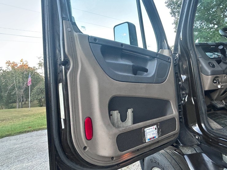 2015-freightliner-cascadia-113-image-34