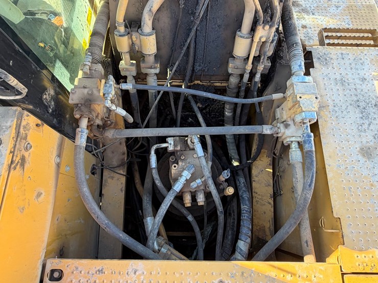 2017-caterpillar-336-image-43