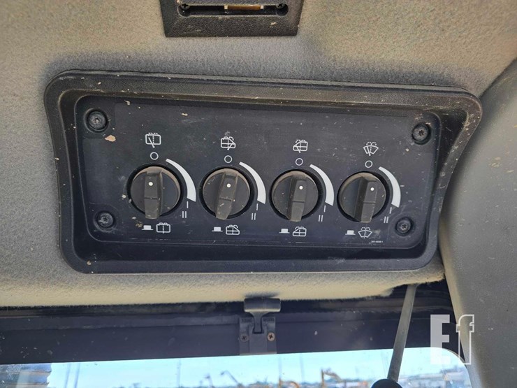 2013-caterpillar-d8t-image-22
