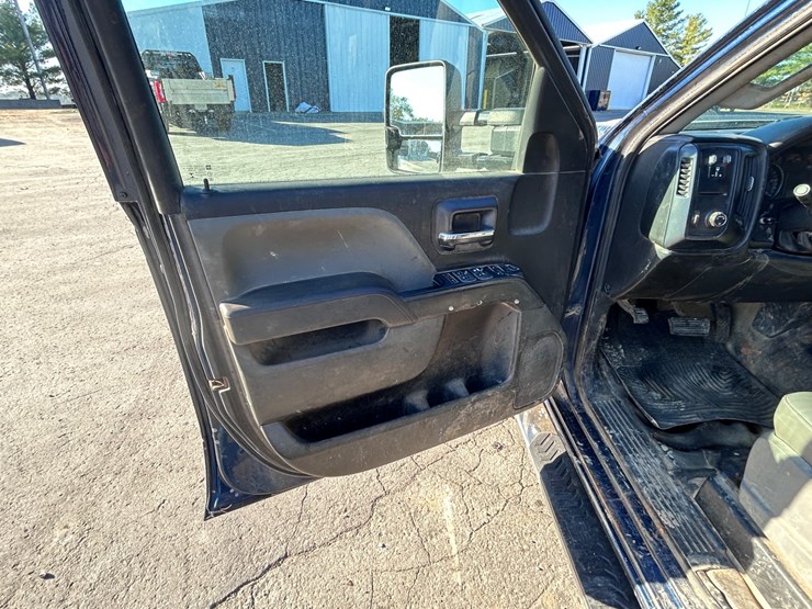 2017-gmc-3500-image-35