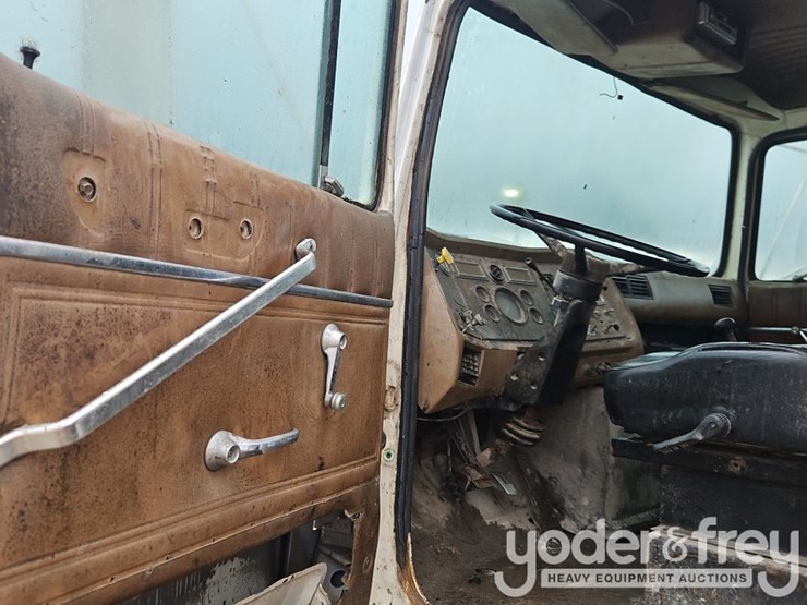 1990-ford-l8000-image-26