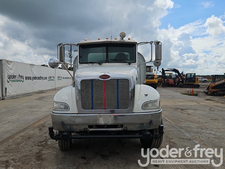 2005-peterbilt-335-image-11
