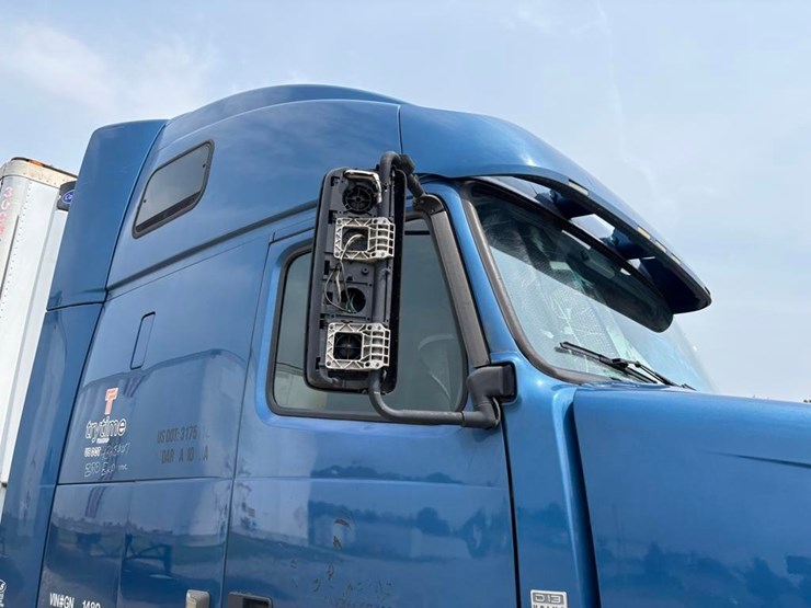 2016-volvo-d13-semi-truck-w/-enclosed-reefer-3000r-image-8