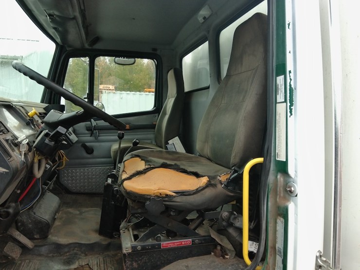 2001-freightliner-fl80-image-10