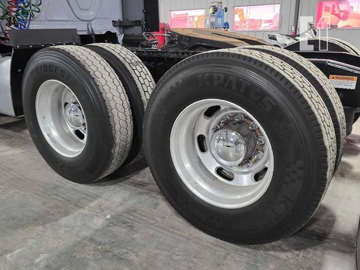 2020-freightliner-cascadia-126-image-30