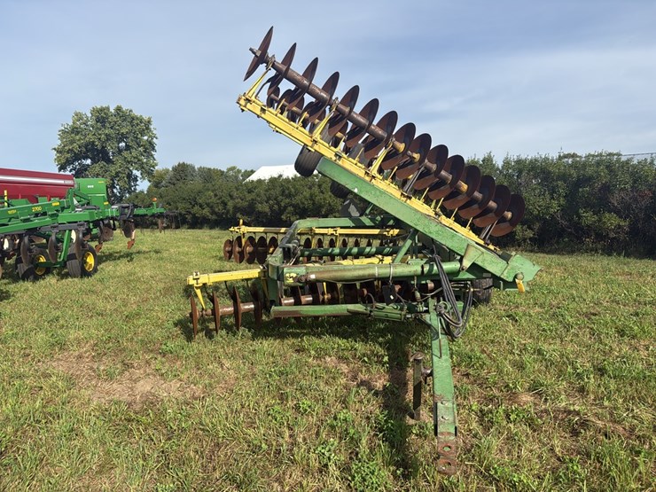 john-deere-220-image-9