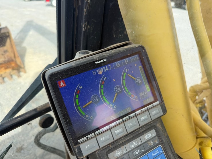 2012-komatsu-pc210-lc-10-image-32