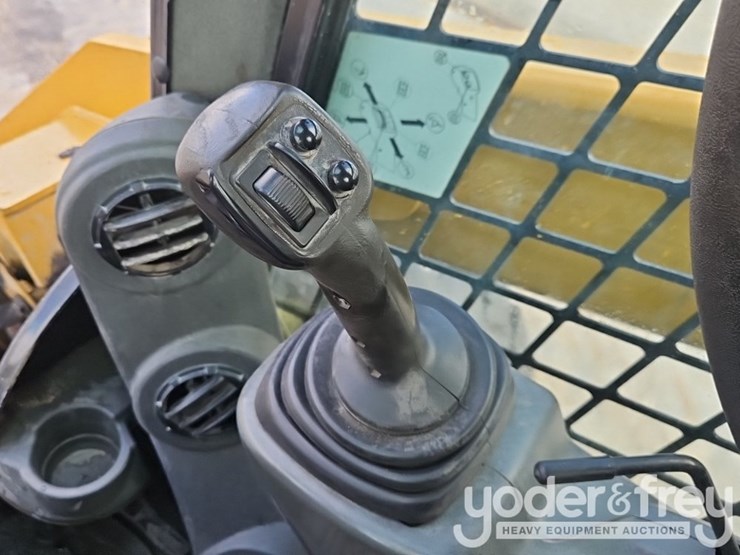 2017-caterpillar-272d2-xhp-image-21