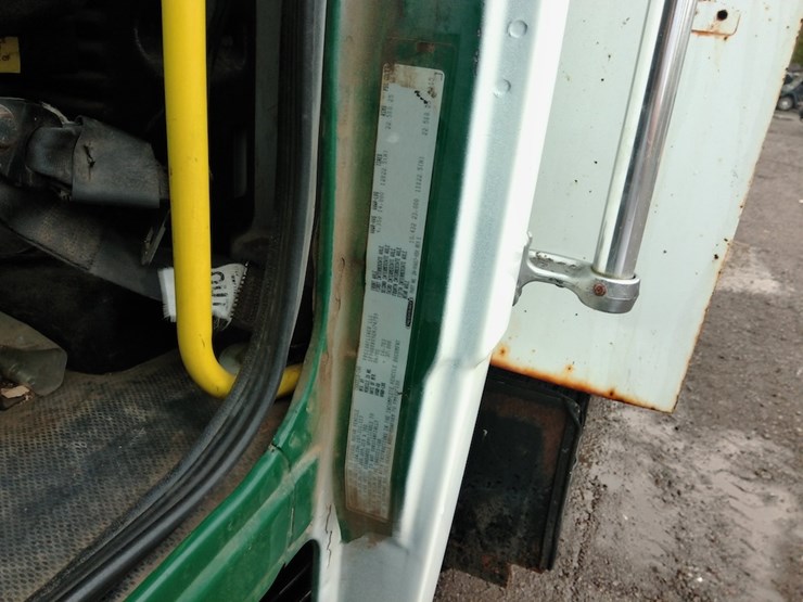 2001-freightliner-fl80-image-23