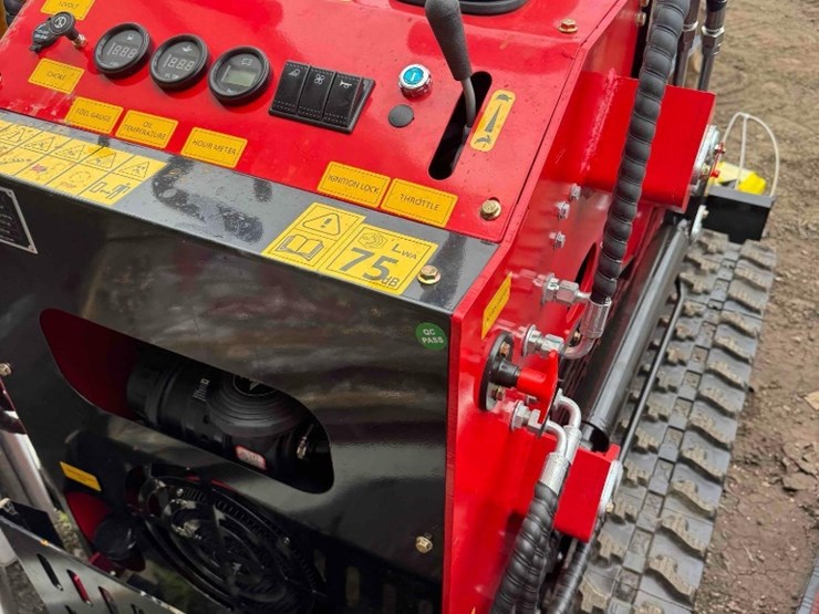 new-sdlool-co-mini-stand-on-skidloader-model-sl380-image-8