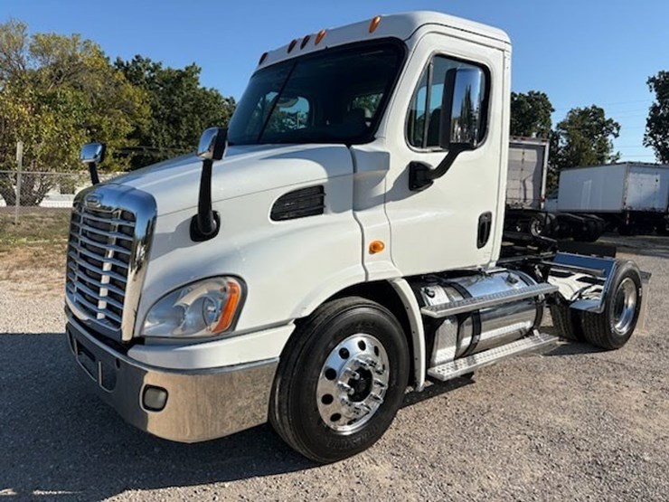 2014-freightliner-cascadia-113-image-1