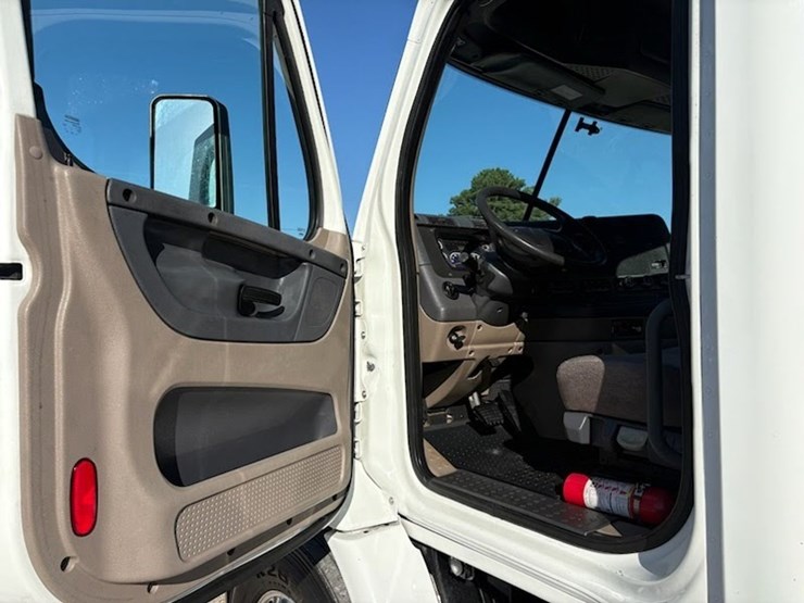 2014-freightliner-cascadia-113-image-6