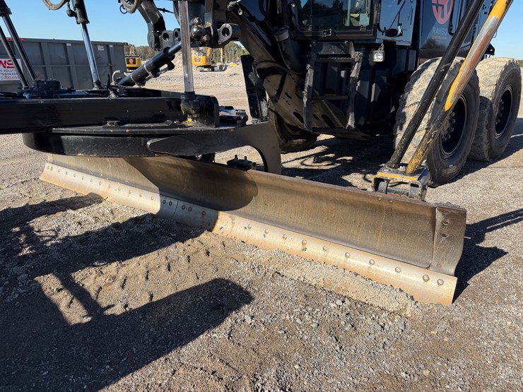 2008-caterpillar-12m-image-10
