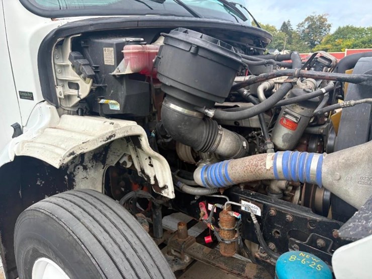 2005-freightliner-m2-112-medium-duty-day-cab-truck-image-9