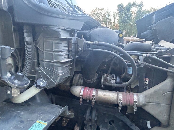 2015-freightliner-cascadia-113-image-32
