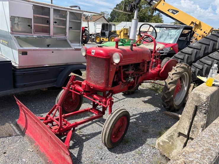1953-farmall-cub-tractor-image-1