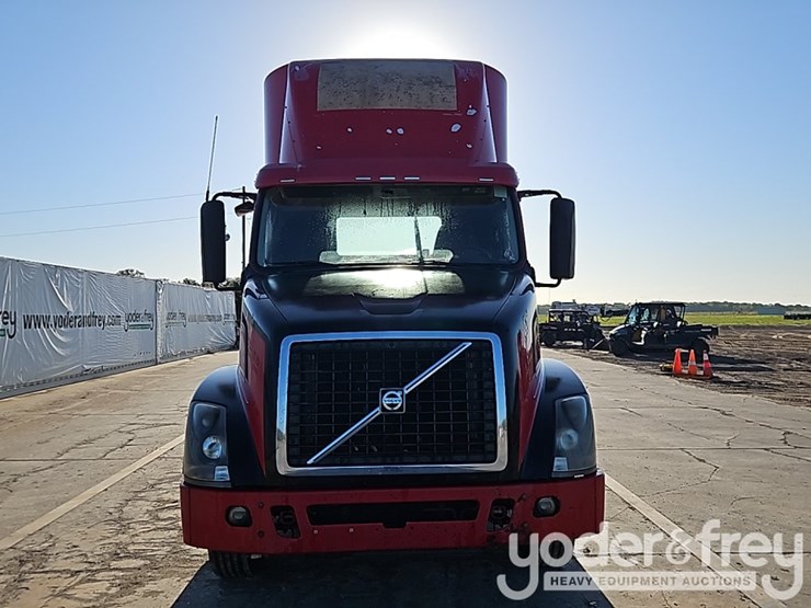 2015-volvo-vnl42t300-image-11
