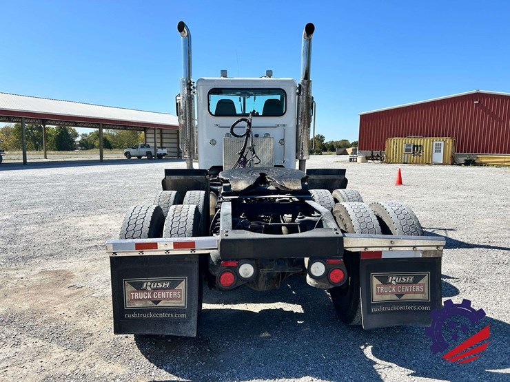 2018-peterbilt-389-image-4