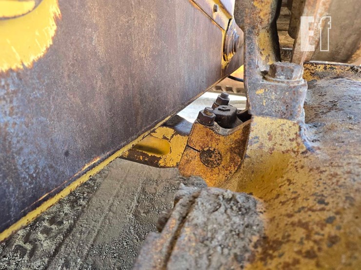 2013-caterpillar-d8t-image-39
