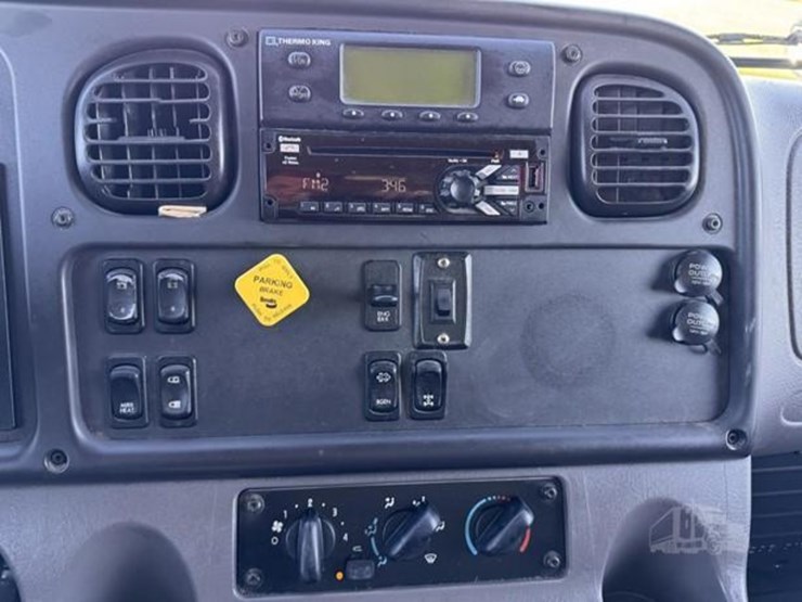 2020-freightliner-m2-106-image-14