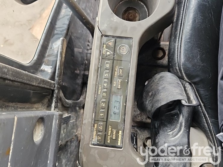 2014-komatsu-pc210-lc-10-image-32