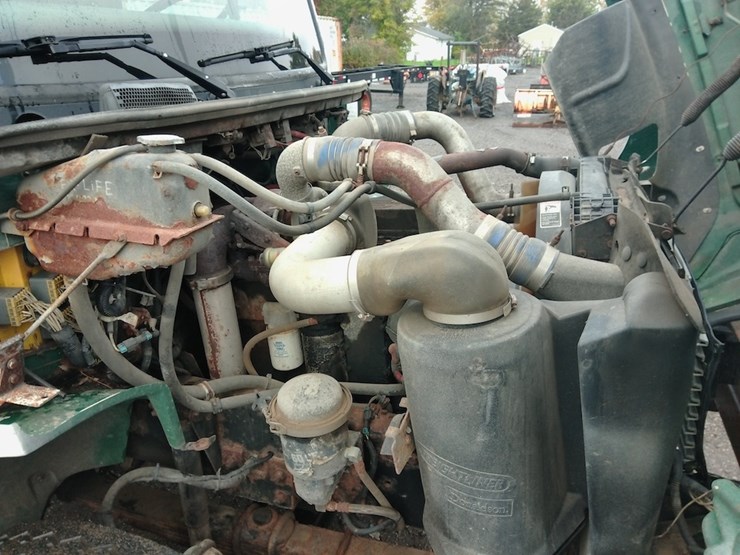 2001-freightliner-fl80-image-17