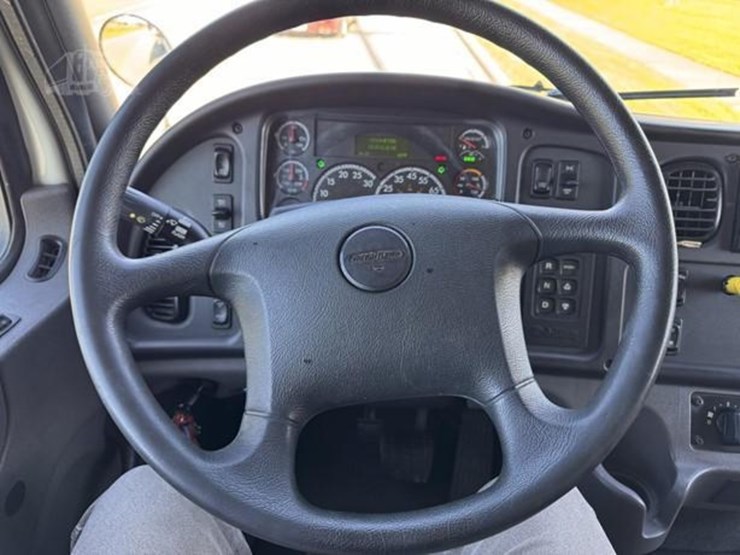 2020-freightliner-m2-106-image-12