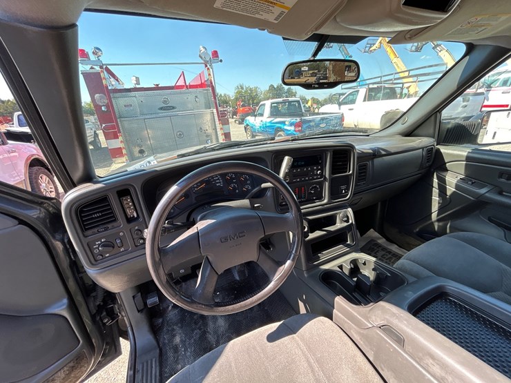 2004-gmc-3500-image-11