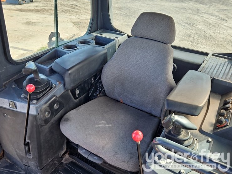 2016-deere-700k-lgp-image-22