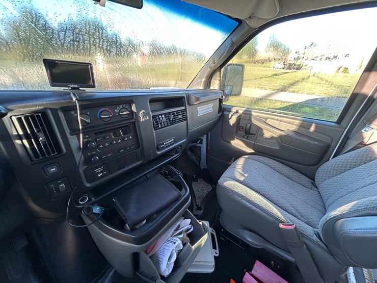 #95-•-2007-chevrolet-express-van-image-25