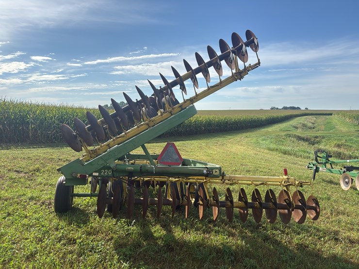 john-deere-220-image-3